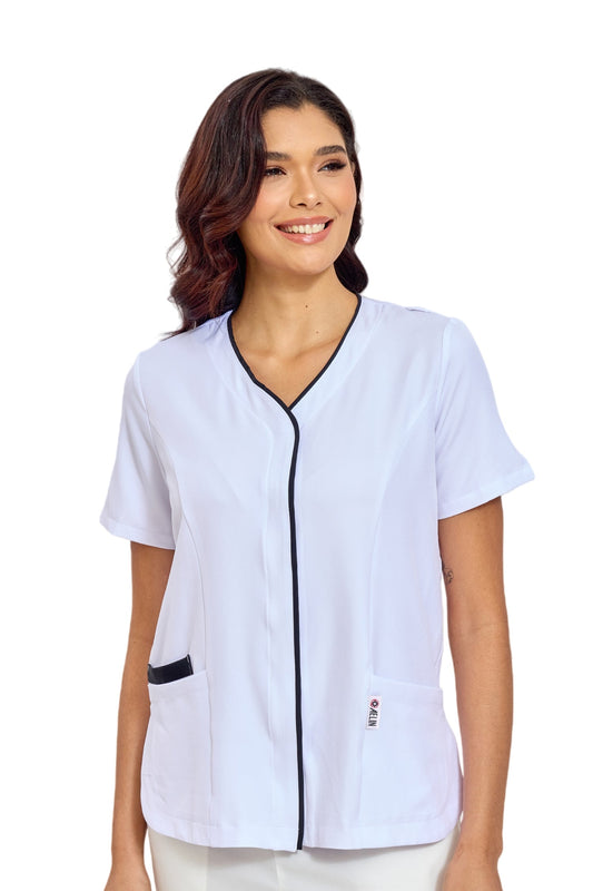 Femme portant la blouse médicale Serena blanche avec pressions dissimulées, uniforme professionnel