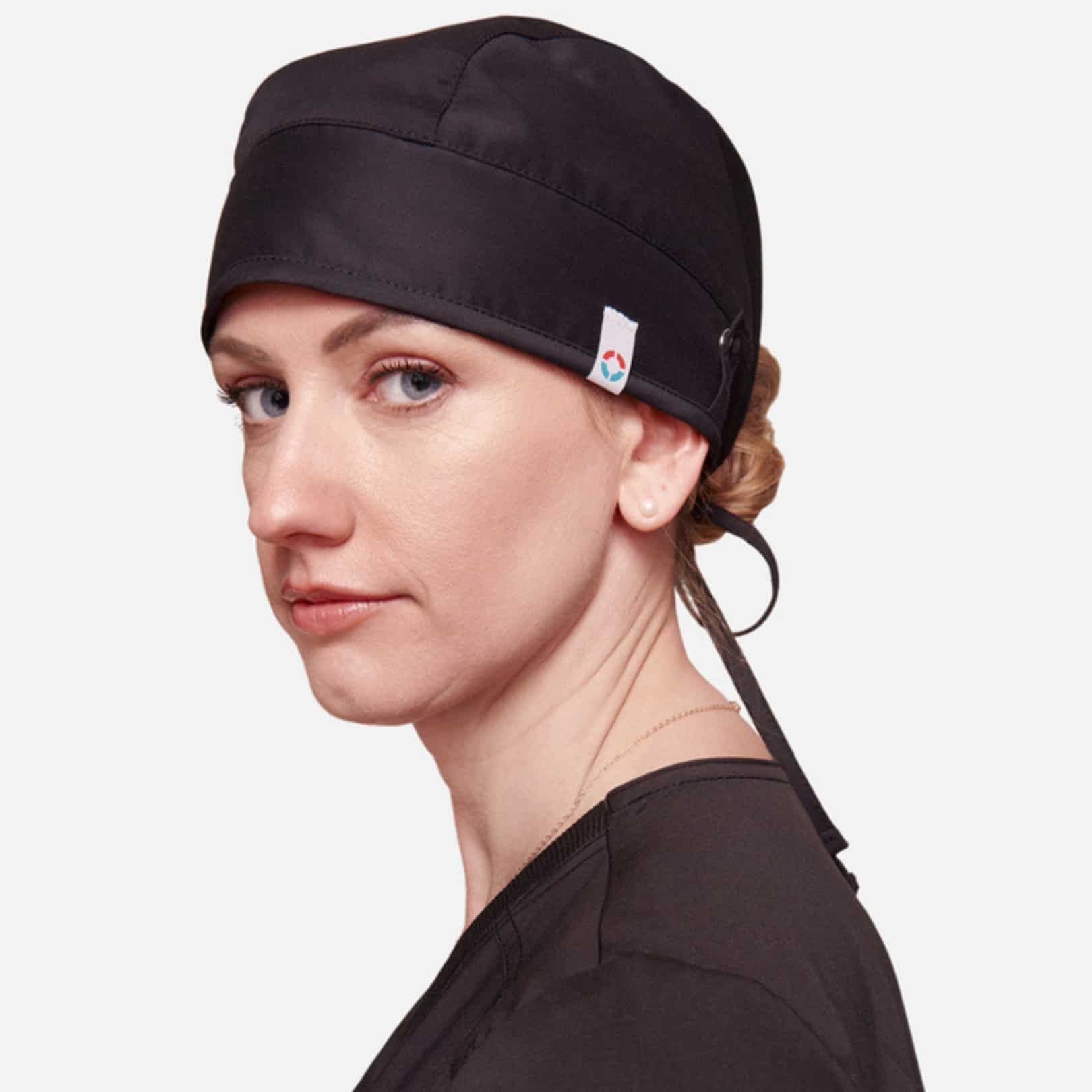 Calot chirurgien Grey’s Anatomy noir porté par un professionnel de la santé