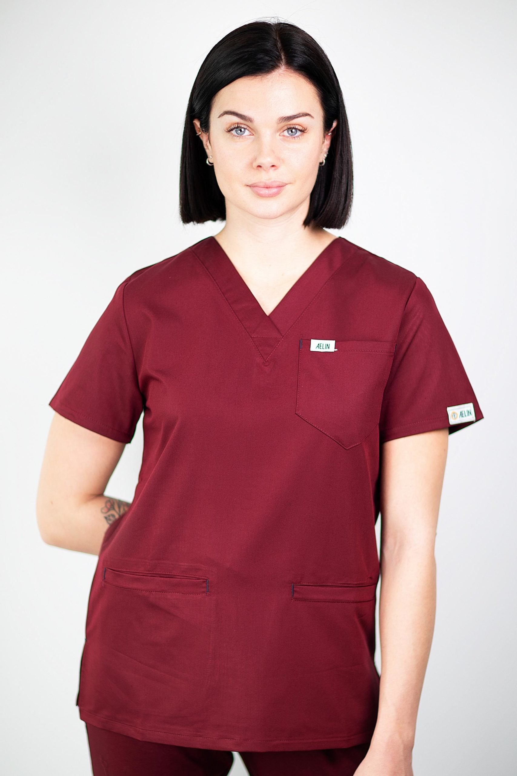 Tuniques médicales Slimfit de qualité, top en bordeaux avec V-neck et poche poitrine