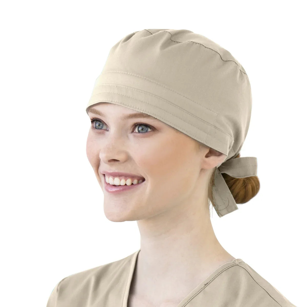 Calot médical beige porté par une personne joyeuse, facile à entretenir pour éviter contaminations lors