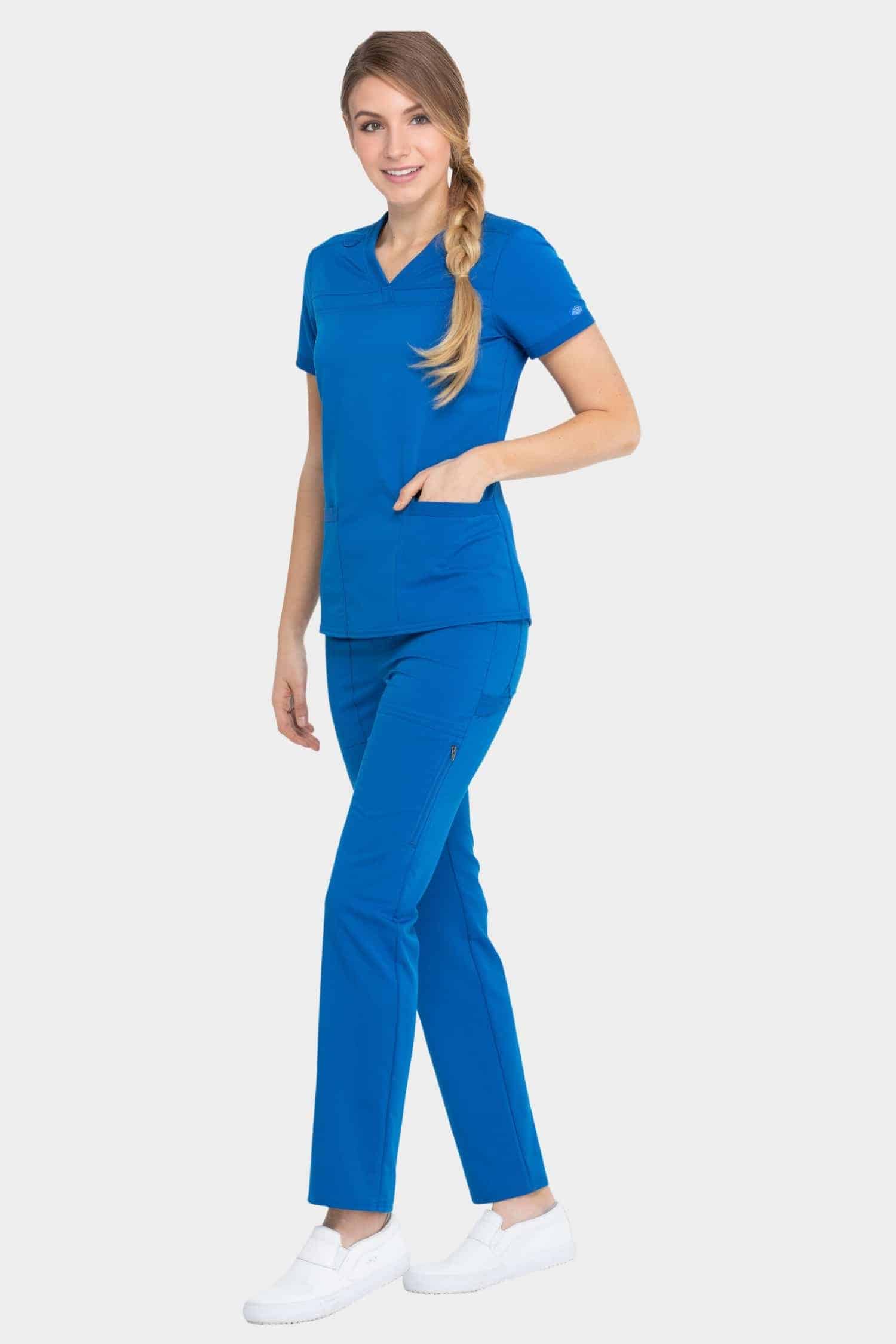 Femme en tenues médicales bleu vif avec poches et calot médical, style Balance by Dickies