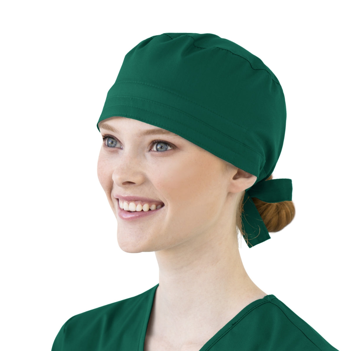 Calot médical WonderWink vert porté par un professionnel de santé souriant