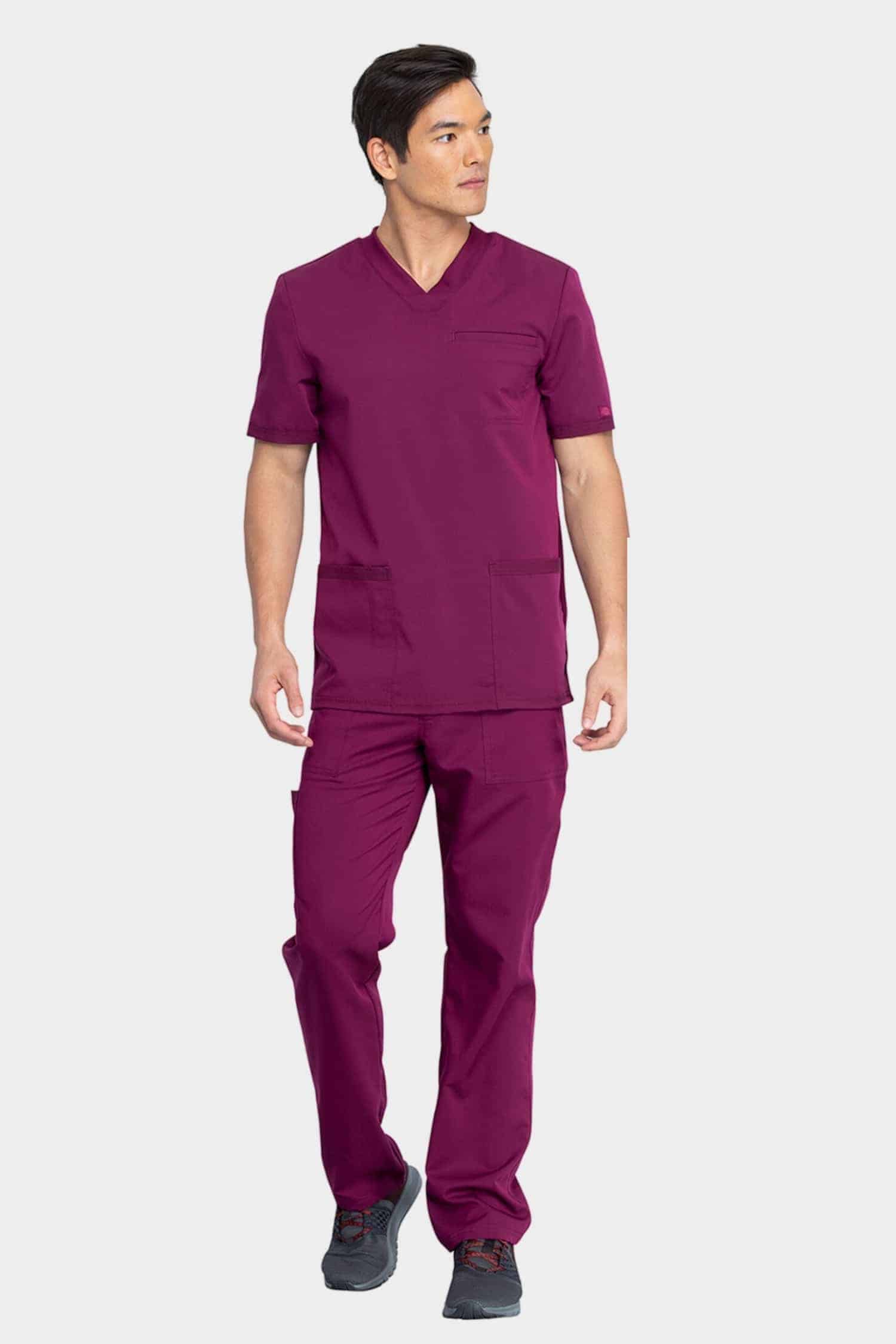 Homme en tenue médicale violette avec poches et calot médical, chaussures grises