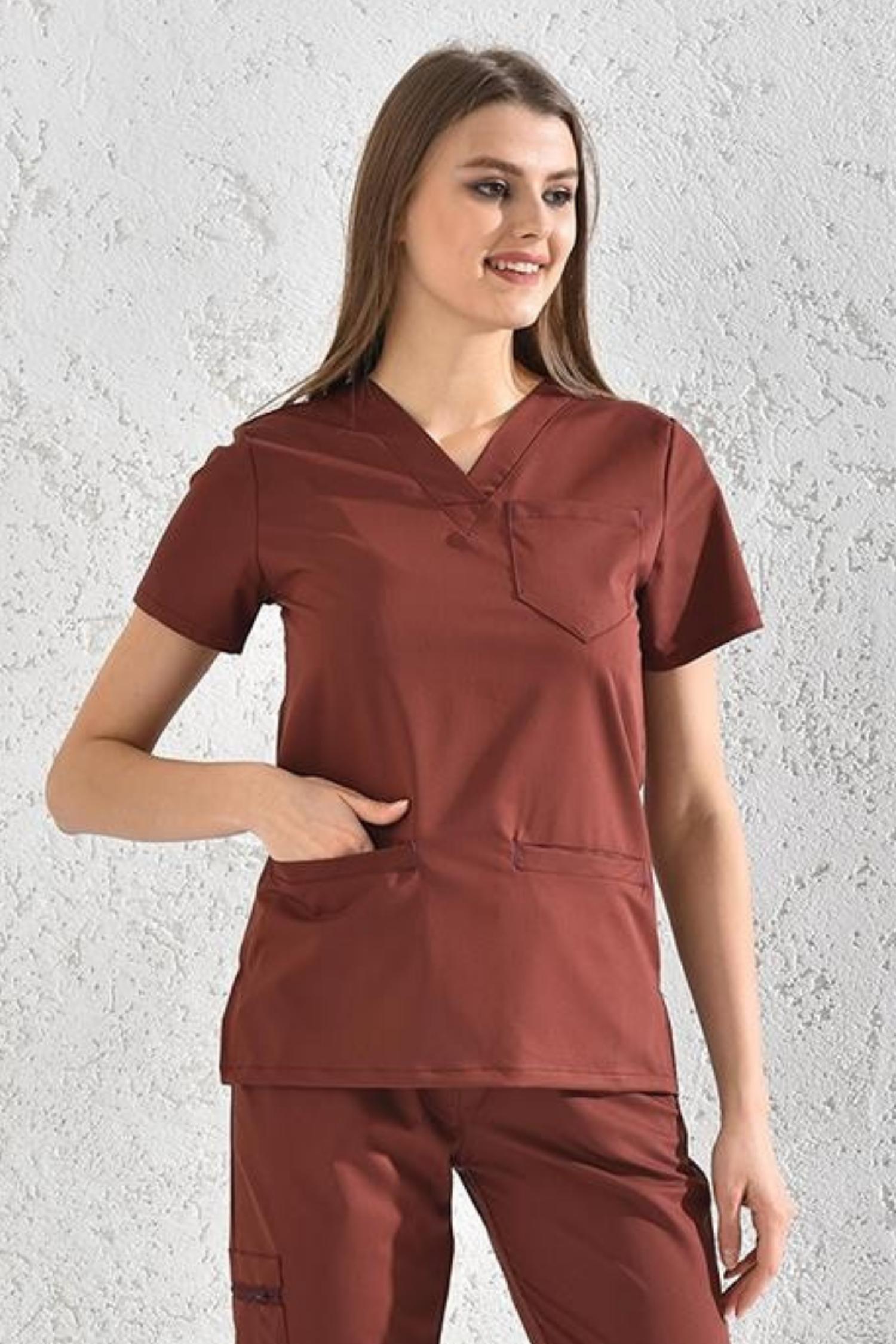 Femme en tunique médicale burgundy de qualité avec haut en V et pantalon assorti