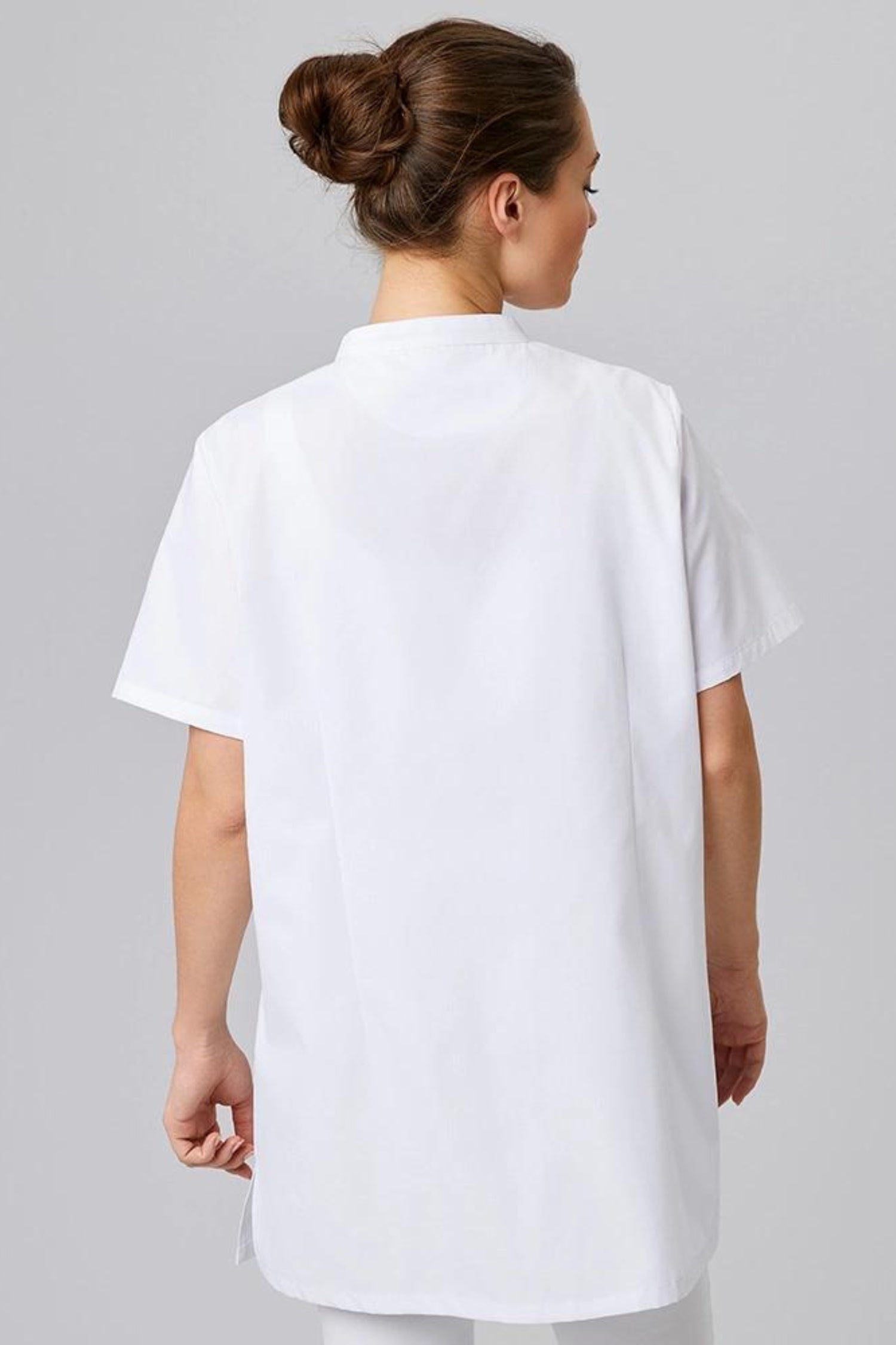 Blouse médicale femme blanche vue de dos avec coupe confortable pour tenues médicales