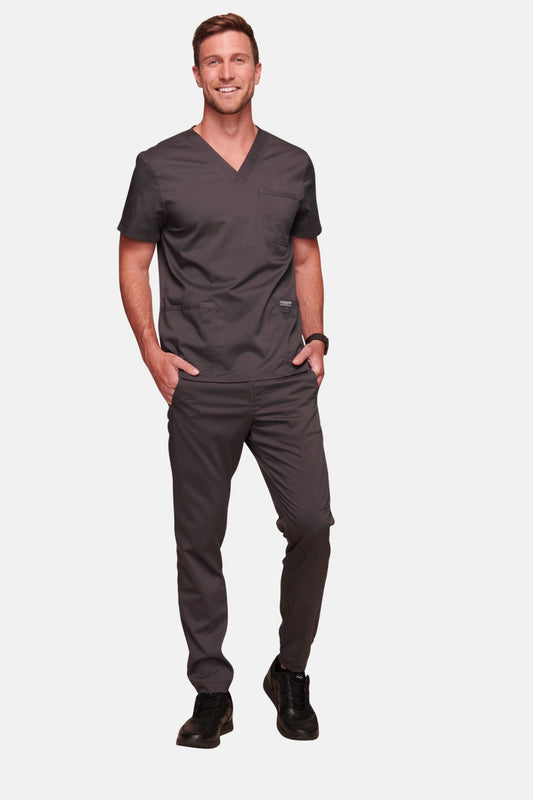 Homme en tenues médicales Cherokee avec poches, calot médical noir, scrubs gris