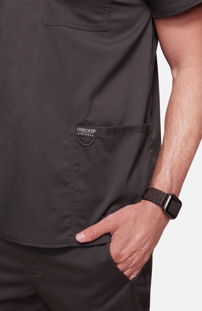 Tunique médicale homme Cherokee avec poches et logo en gris foncé pour tenues médicales