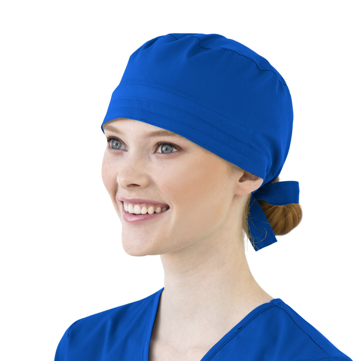 Calot médical WonderWink bleu, facile à entretenir, porté par une personne souriante