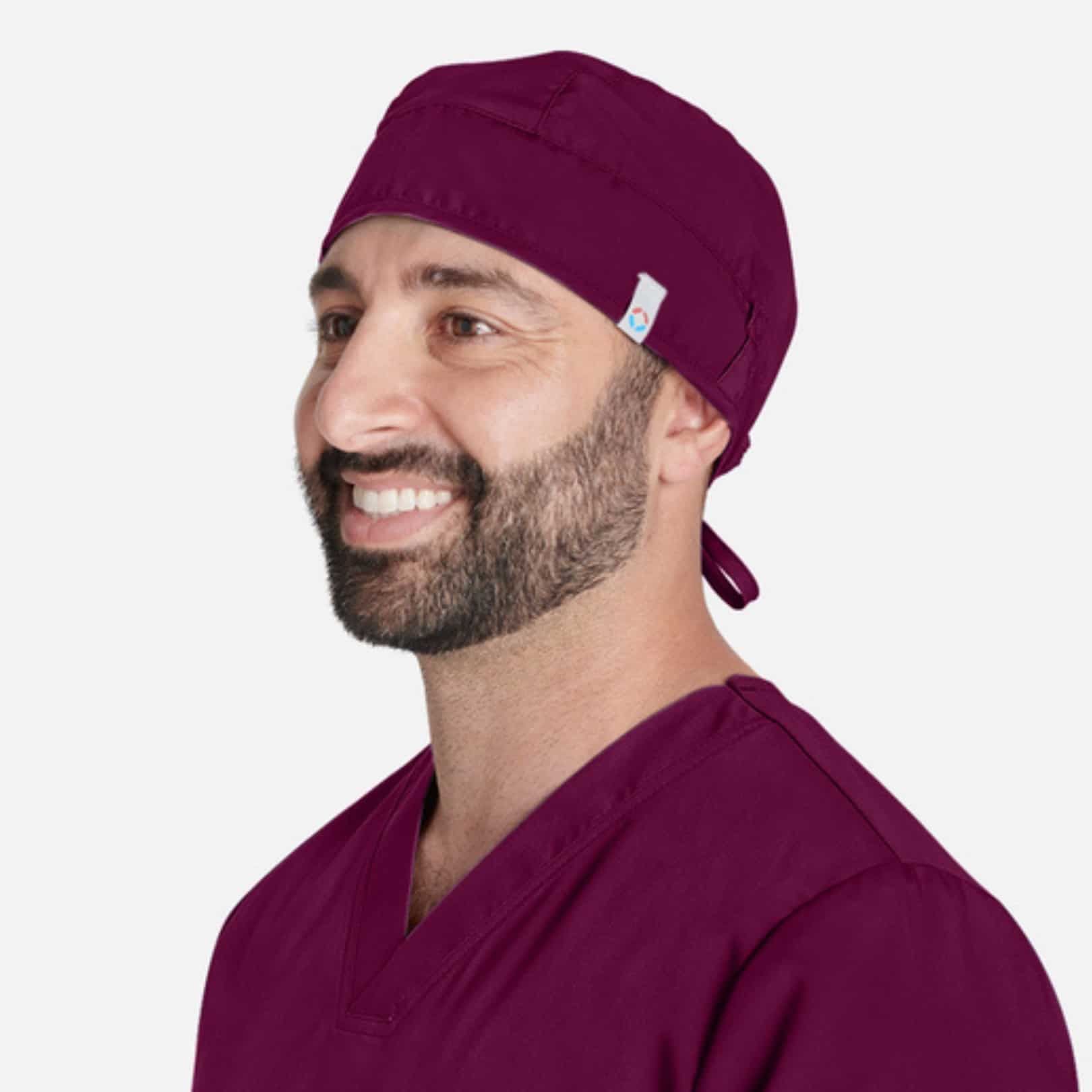Homme souriant avec une casquette burdgundy Cherokee, style Grey’s Anatomy