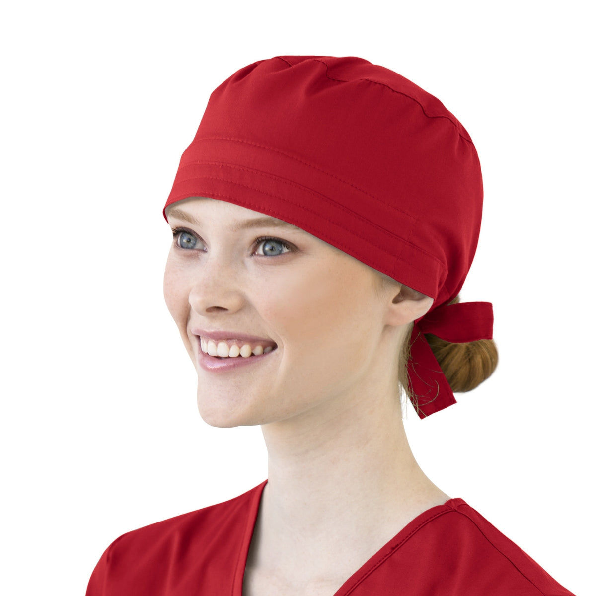 Calot médical rouge WonderWink porté par une personne souriante, facile à entretenir