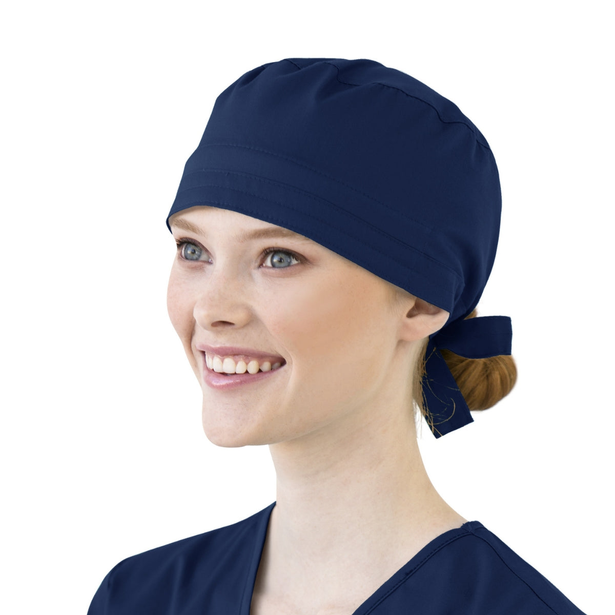 Cap médical bleu marine WonderWink porté par une personne souriante, facile à entretenir