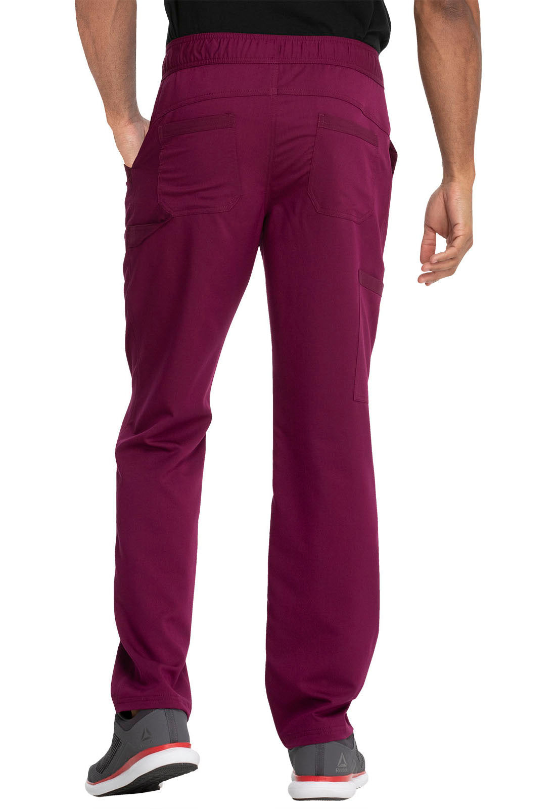 Pantalons casual bourgogne portés, idéaux pour tenues médicales et avec poches pratiques