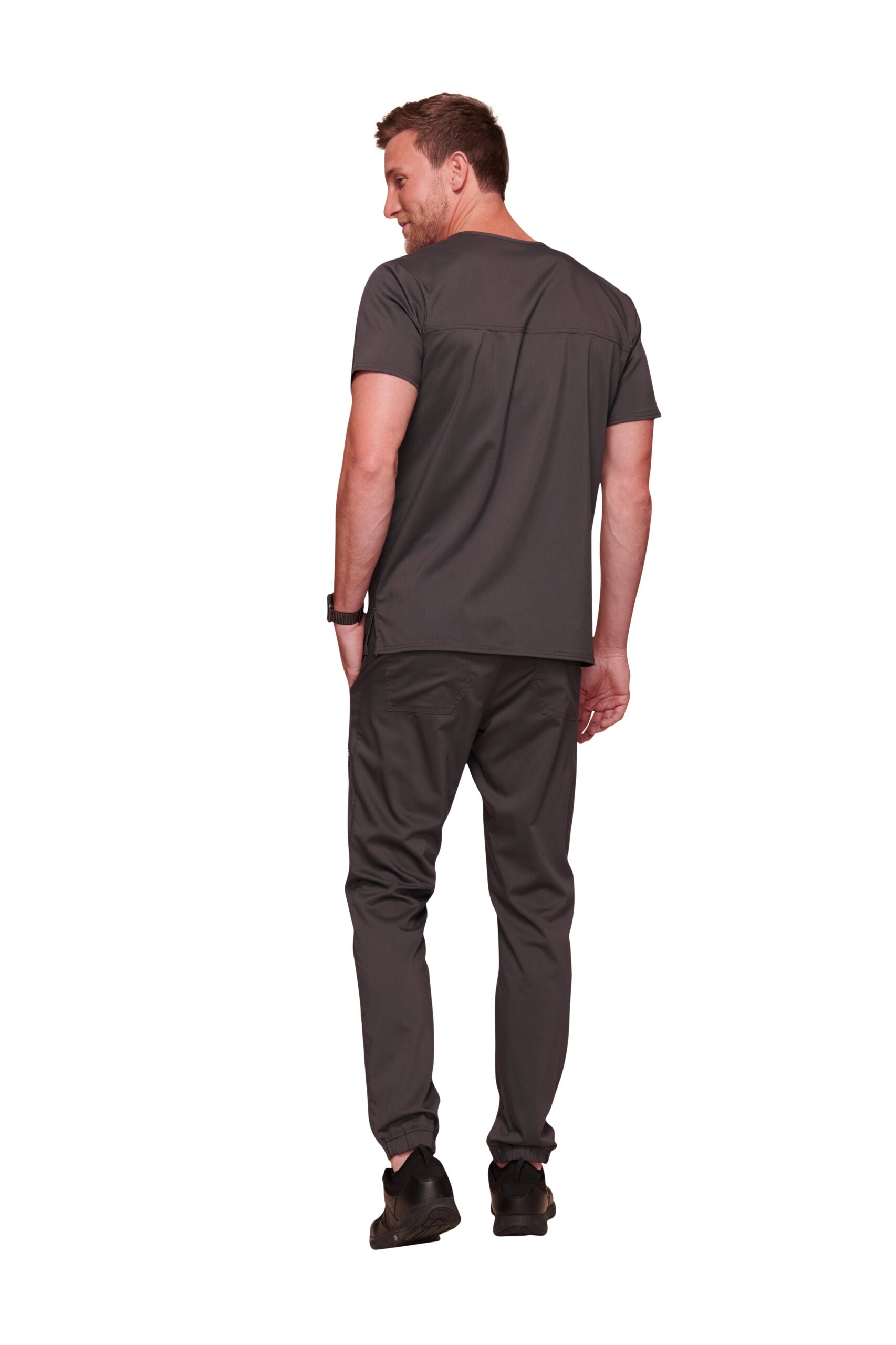 Homme en tenue médicale Cherokee avec poches, vue de dos en t-shirt gris et pantalon noir
