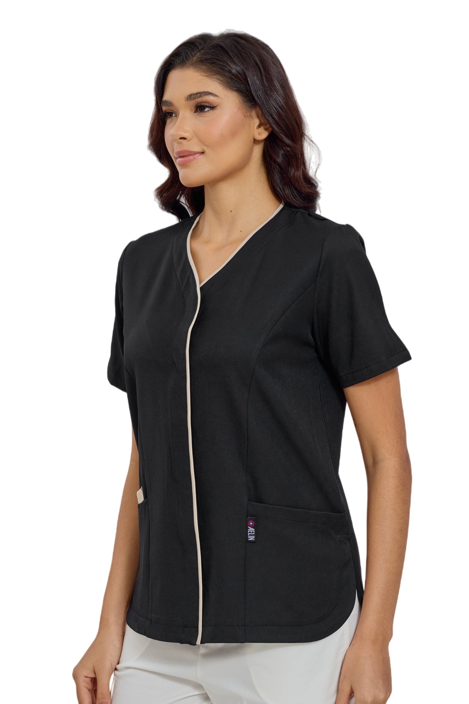 Femme portant la blouse médicale Serena Noire avec pressions dissimulées et poches avant