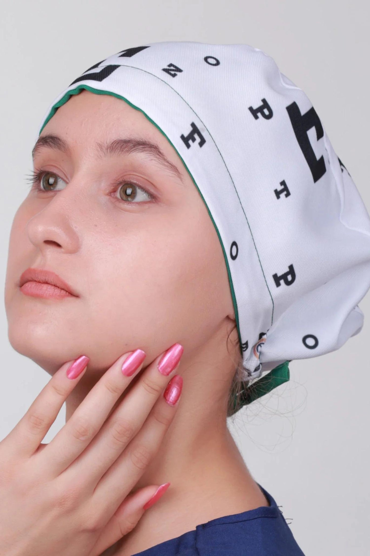 Calot médical Aelin blanc avec motifs uniques porté par une personne