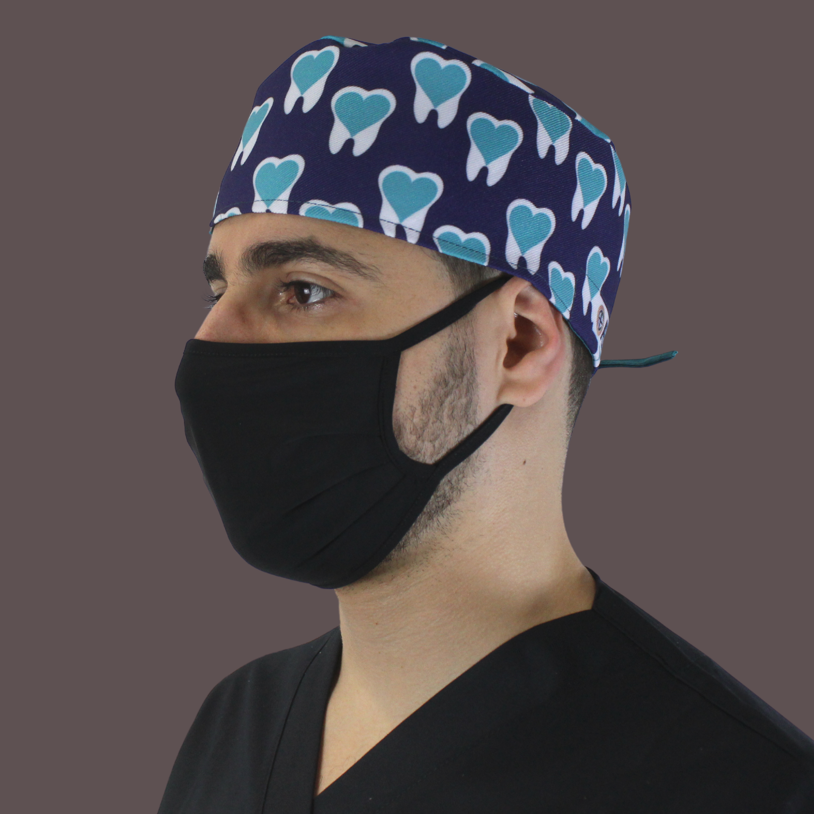 Calot médical Aelin bleu marine à motifs uniques de dents porté avec un masque noir