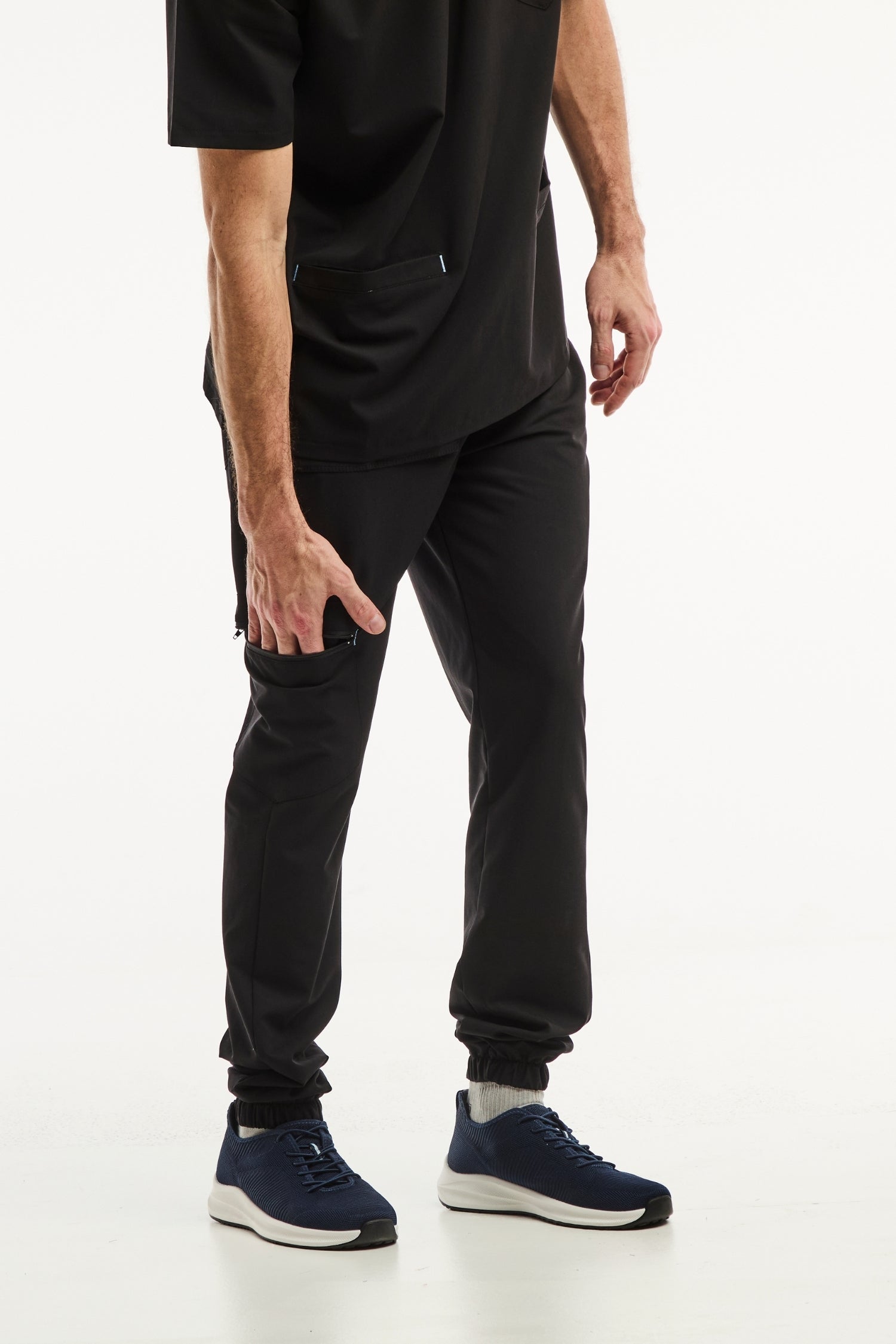 Pantalon médical noir Slimfit homme alliant confort et style pour le milieu médical